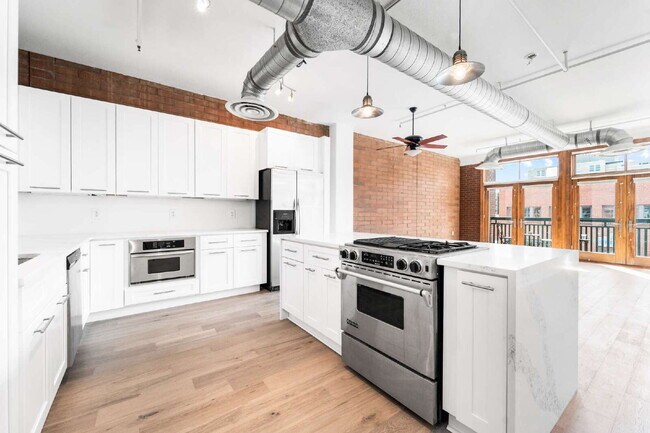 Building Photo - $2,095.00 - 1 Bed 1 Bath Condo with Centra...