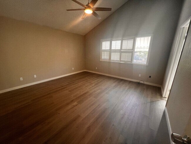 Building Photo - Wonderfully updated Waterman Highlands Home