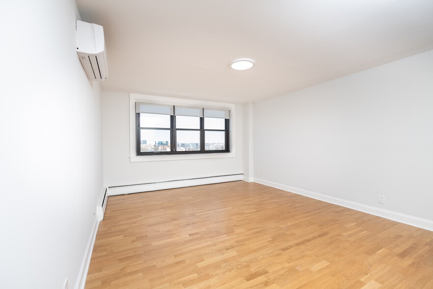 Building Photo - 1410 Columbia Rd