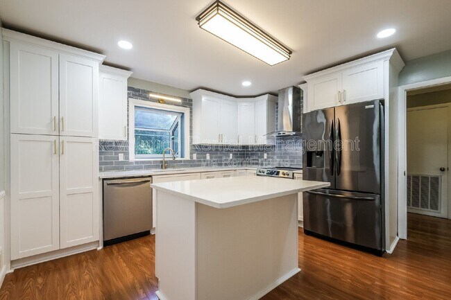 Building Photo - 3288 Regalwoods Dr