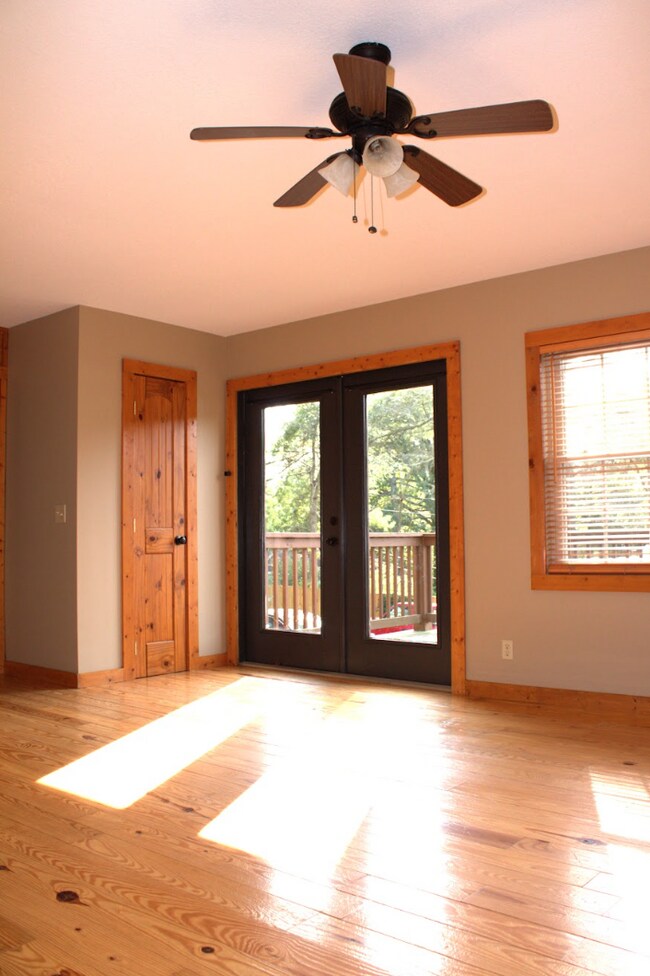 Building Photo - 3 Bedroom 2 bathroom with bonus room log cabin