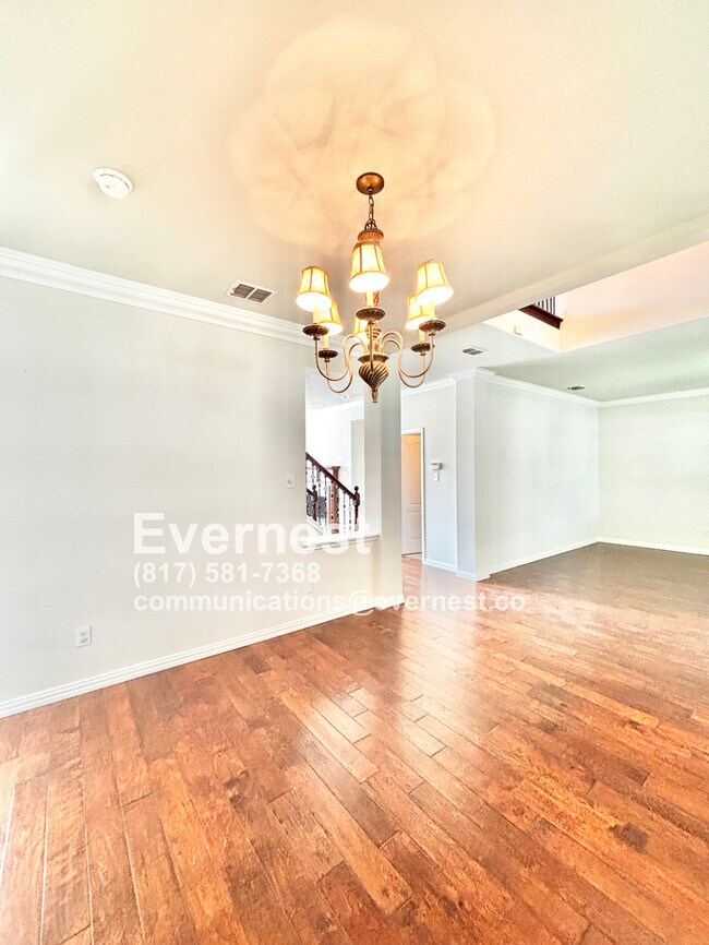 Building Photo - 4-Bedroom Home with Versatile Layout Near ...