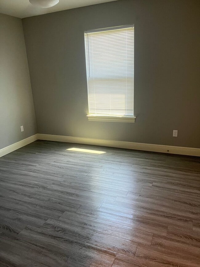 Building Photo - 3 bedroom Duplex