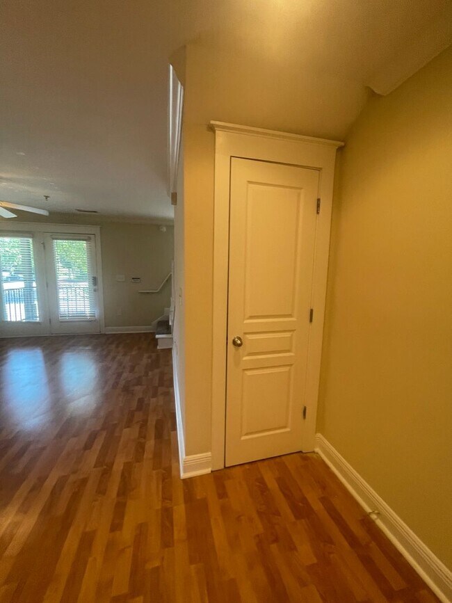 Building Photo - 17-1728 J&amp;S