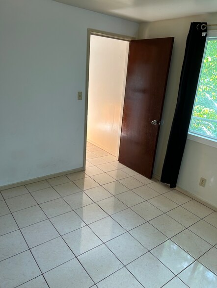 Building Photo - 2828 Kalihi St
