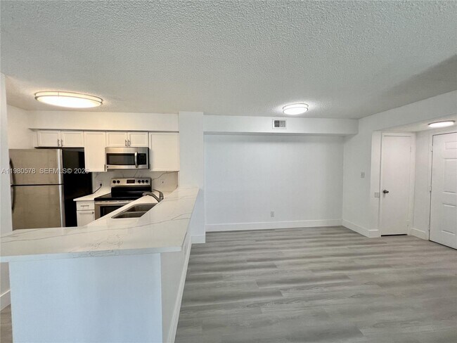 Building Photo - 640 S Park Rd