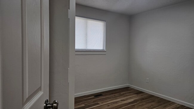 Building Photo - 4 Bedroom Bench Home Fully Remodeled