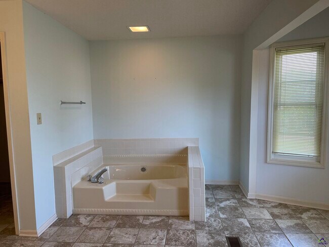 Building Photo - 104 Williamsburg Ave