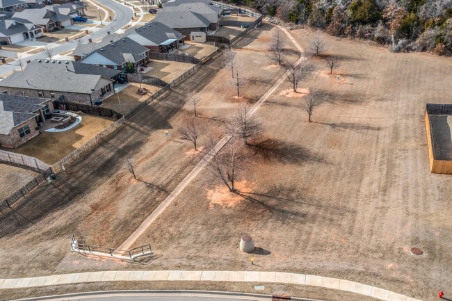 Building Photo - Stunning home in Choctaw