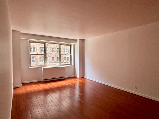 Building Photo - 400 E 54th St