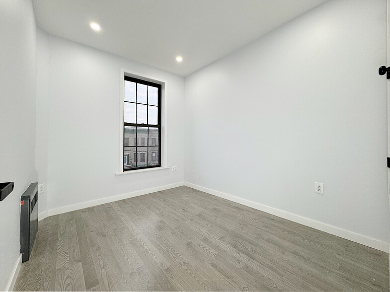 Building Photo - 333 87th St