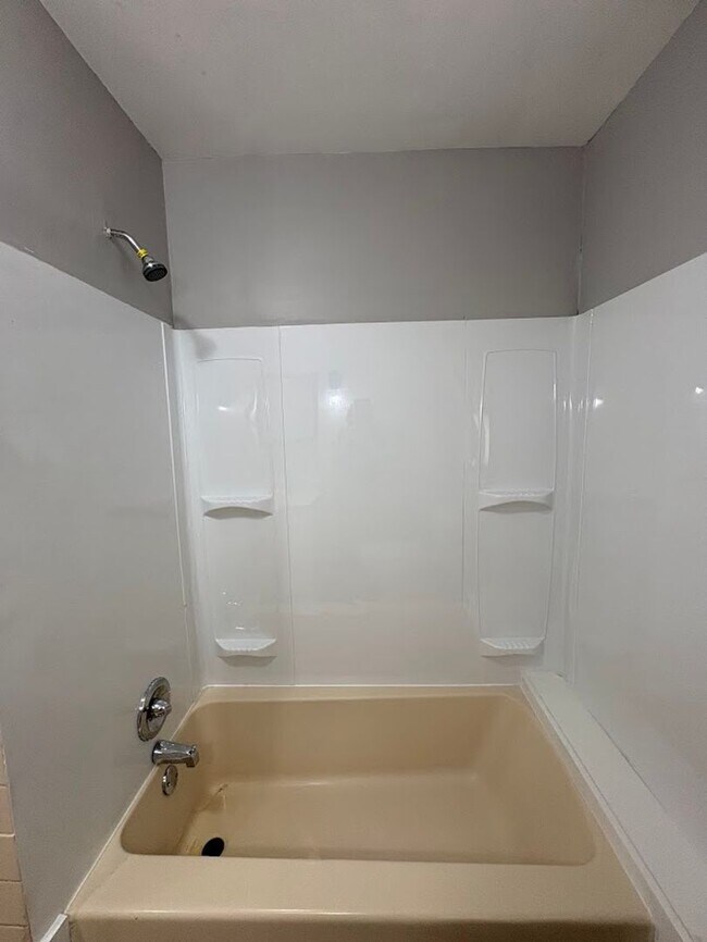 Building Photo - Three bedroom two bathroom home for rent