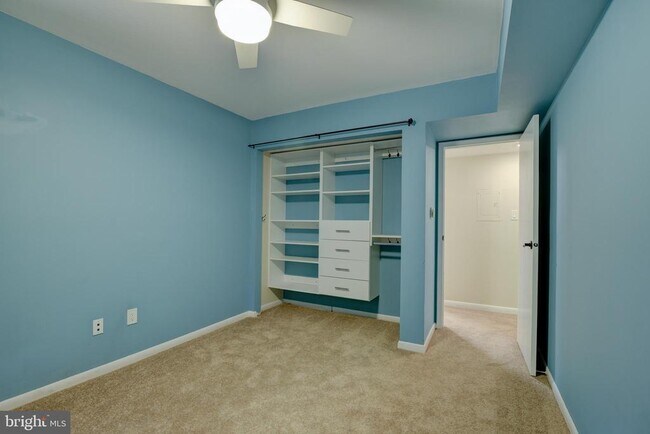 Building Photo - 5806 Royal Ridge Dr