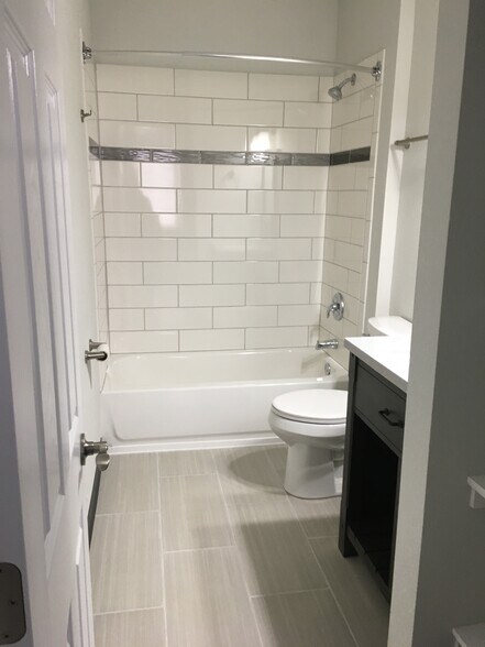 Building Photo - 410 E Mill St