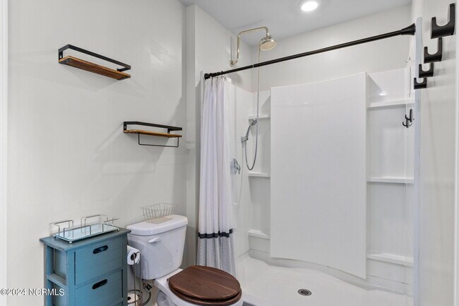 Building Photo - 525 Birdsong Dr