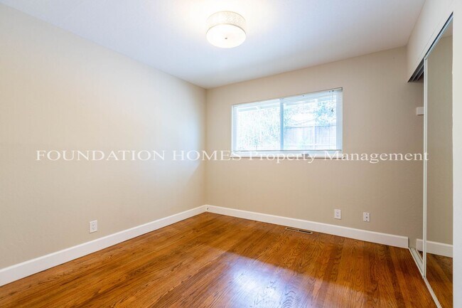 Building Photo - Beautifully Maintained 3BR Home with Vault...