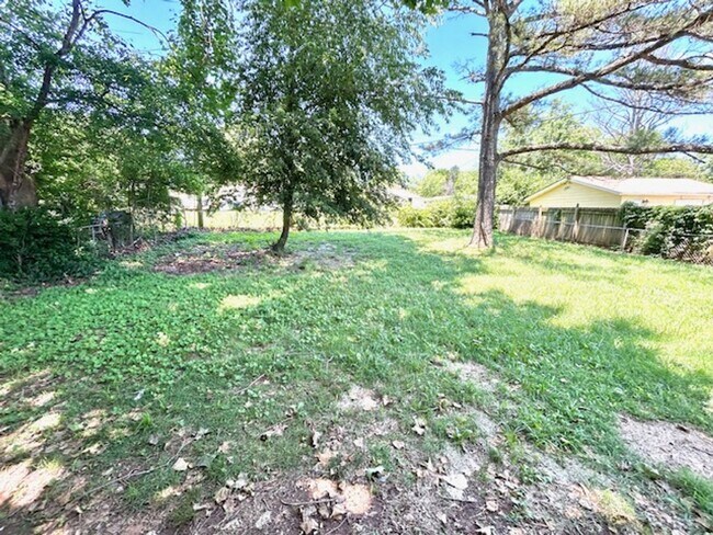 Building Photo - 3 BEDROOM/ 1 BATH COTTAGE WITH LARGE BACK ...