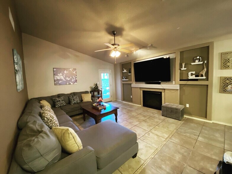 Building Photo - 10053 Paloma Dr