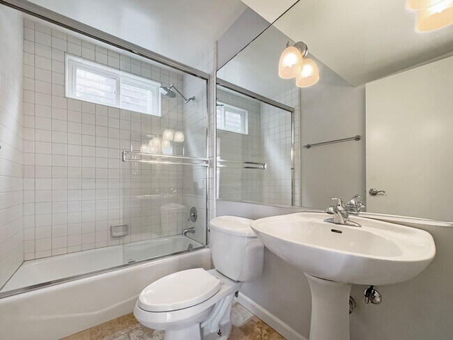Building Photo - Stunning 3B/3BA House in Del Mar!