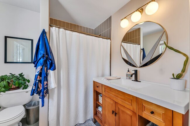 Building Photo - Renovated Mid Century Modern Home in the D...