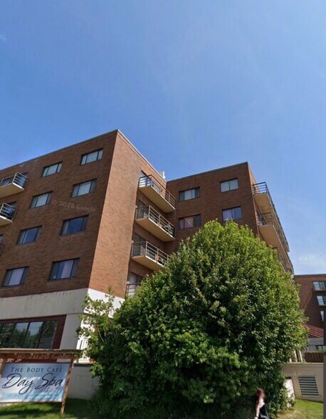 Building Photo - 3105 Lakeshore Dr