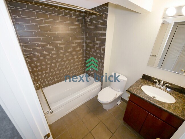 Building Photo - 2 Bed 1Bath Waterfront View Condo Available for Rent!