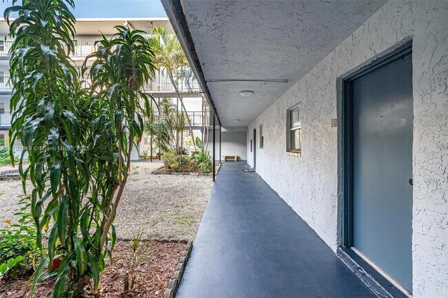 Building Photo - 2860 Somerset Dr