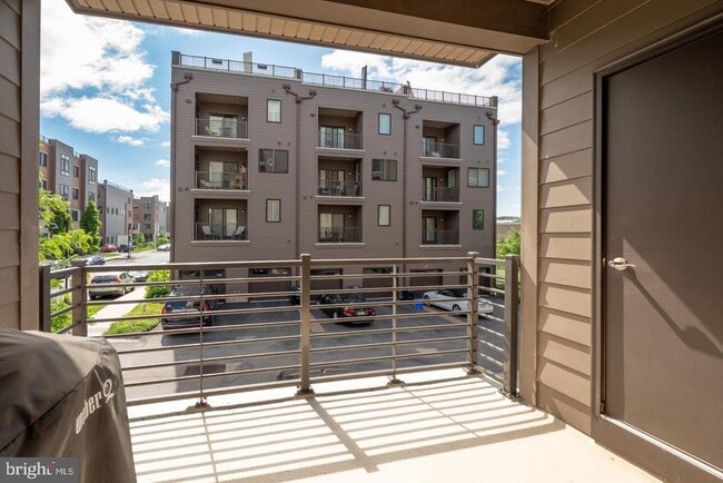 Building Photo - 1001 Lakeview Ct