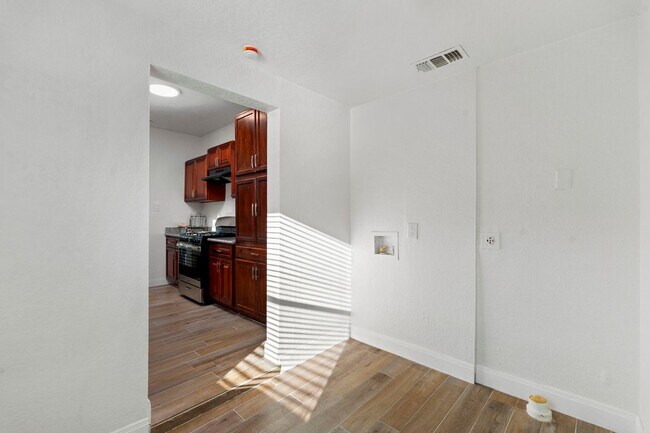 Building Photo - Beautifully Updated 3 bedroom, 2 bath!