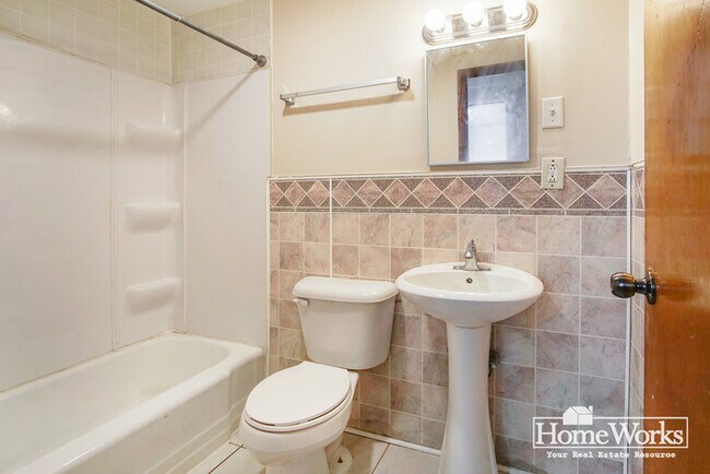 Building Photo - Adorable 2 Bed, 1.5 Bath with Covered Porch and Mudroom