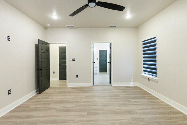 Building Photo - 5825 Grinnell St