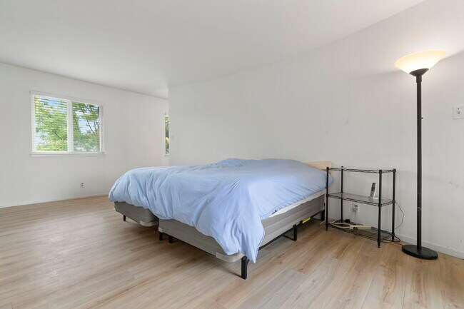 Building Photo - 142 Burgess Ct