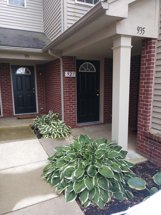 Primary Photo - Upper Condo in Woodside Meadows