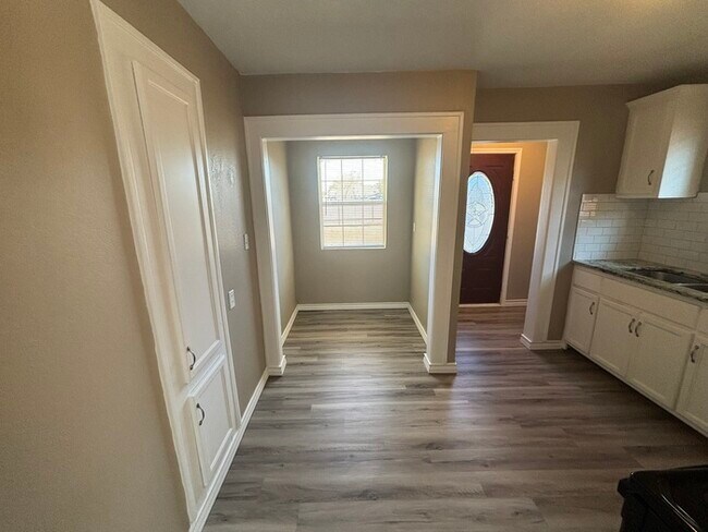 Building Photo - Spacious 3 bed 2 bath home, move in ready
