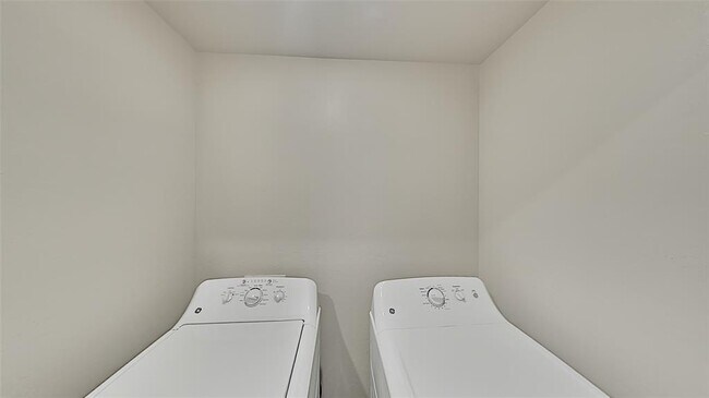 Building Photo - 11208 Howard Dr