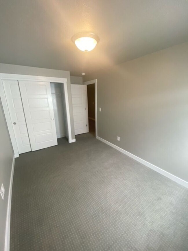 Building Photo - Beautiful Bountiful Townhome