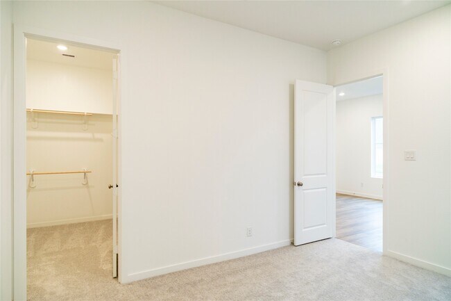 Building Photo - 31026 Sun Vly Dr