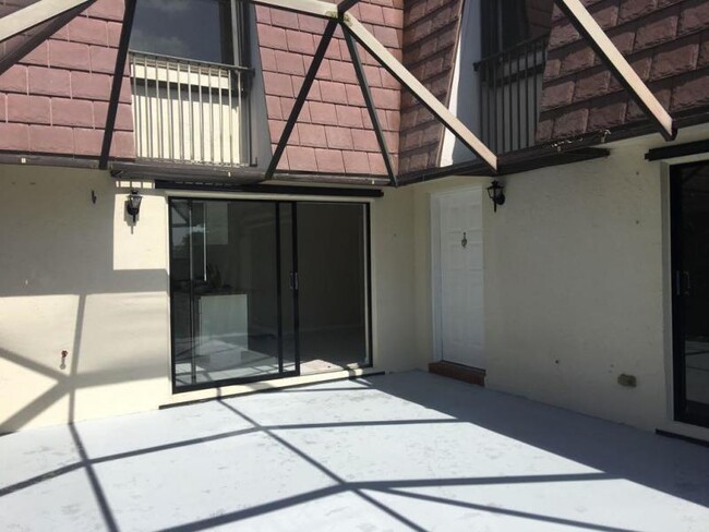 Building Photo - 7801 Courtyard Run W