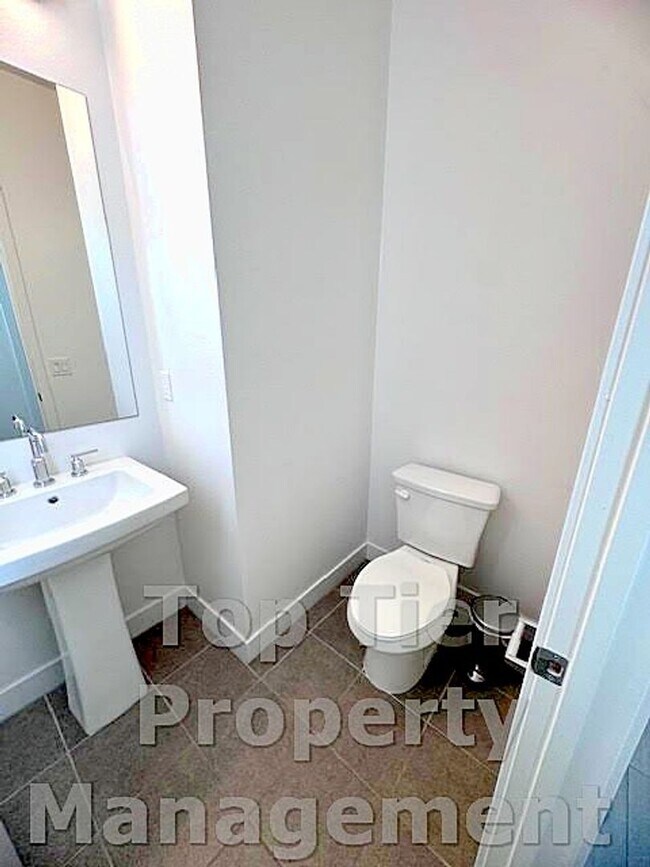 Building Photo - Beautiful & Modern 3 bed/ 3.5 bath/ 2,029 Sqft Condo with amazing Views in Carroll Canyon- Availa...