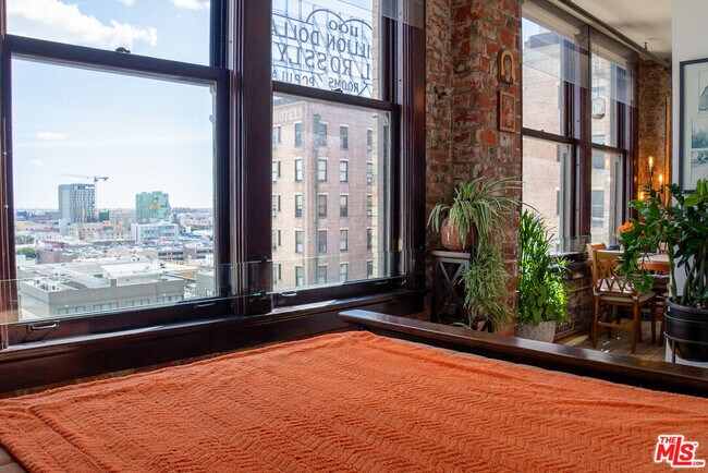 Building Photo - 460 S Spring St