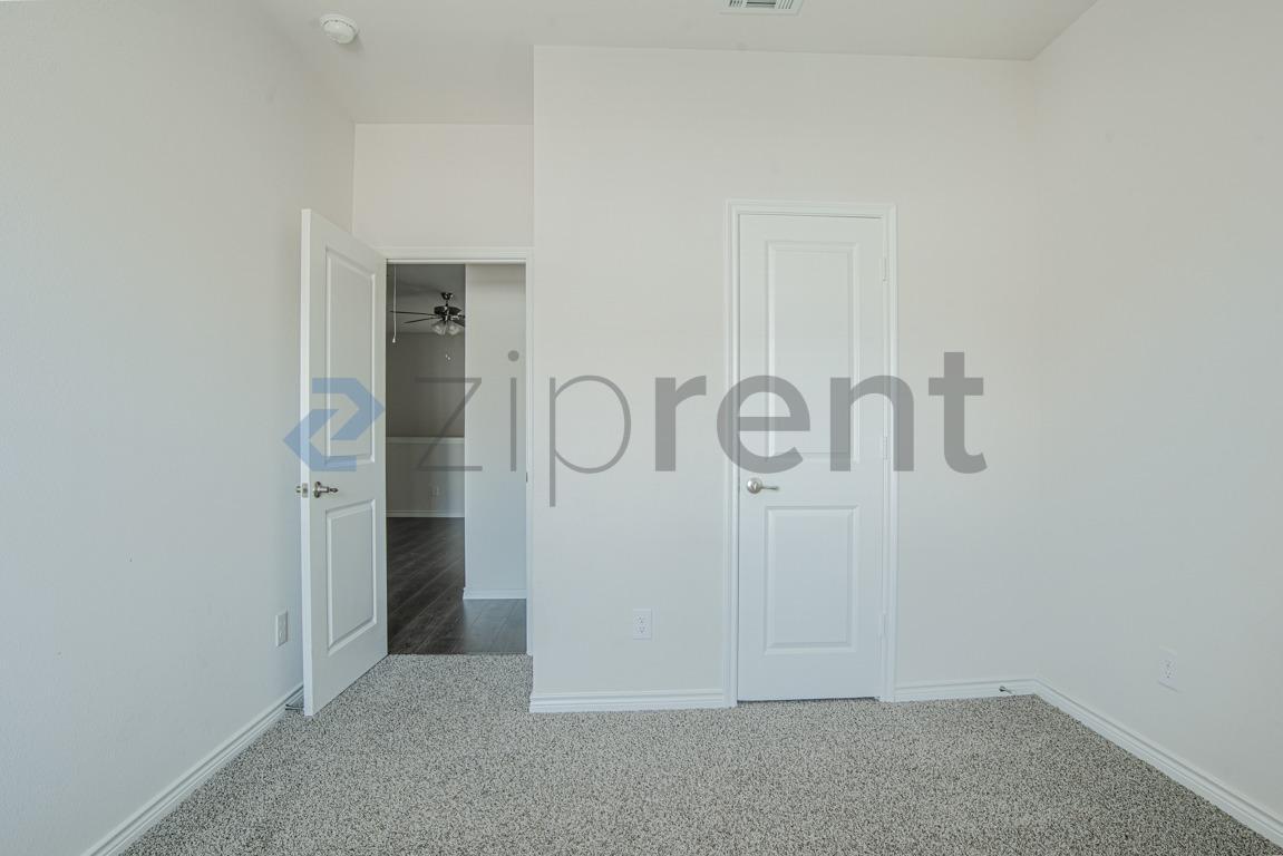 Building Photo - Unit
