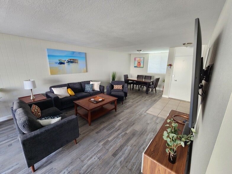 Fully Furnished Turnkey - 5180 N Wishon Ave