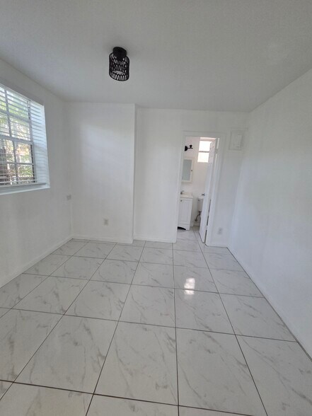 Building Photo - 902 NE 40th St