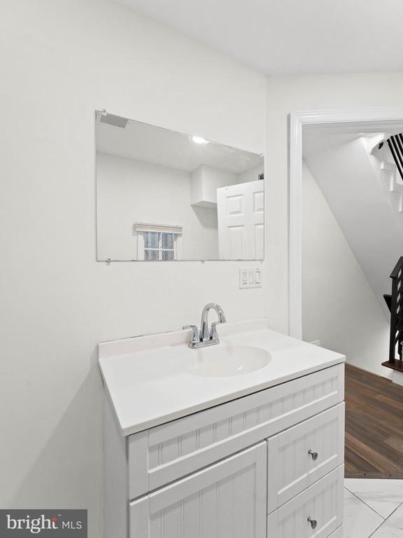 Building Photo - 2443 Nicholas St