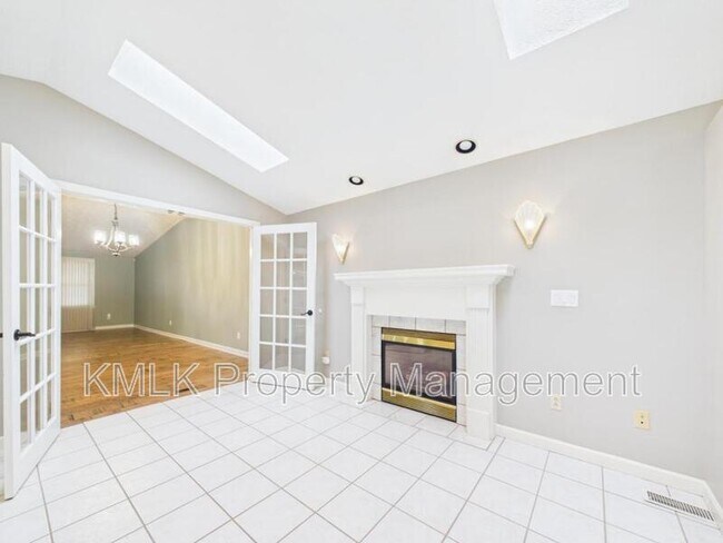 Building Photo - 874 Pleasant St