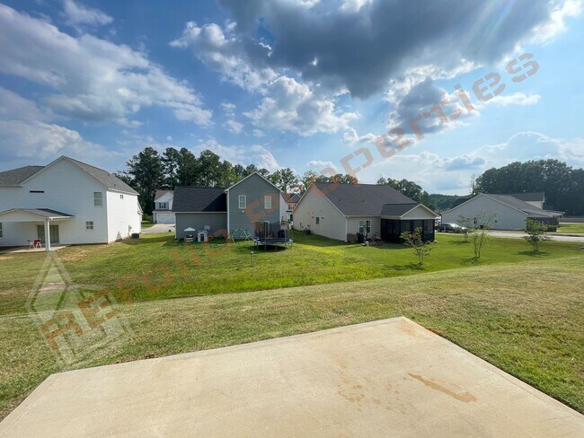Building Photo - Beautiful Home with 4 Bedrooms, 3 Bathroom...
