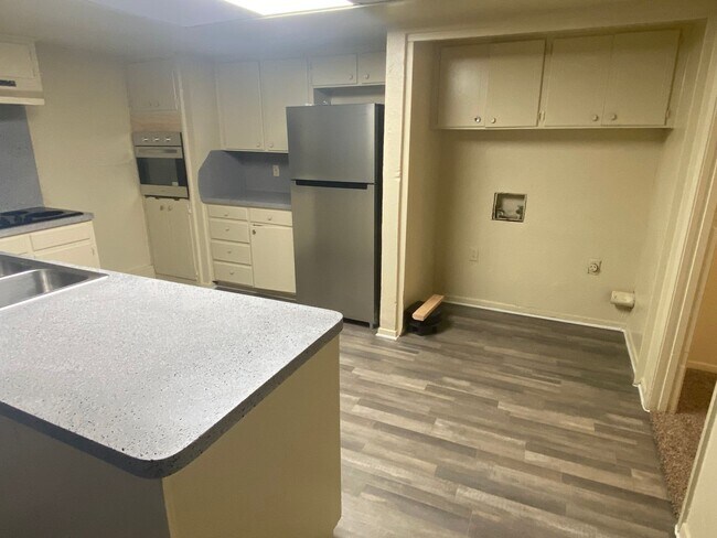 Building Photo - SPACIOUS 3 bedroom 2.5 bathroom townhome