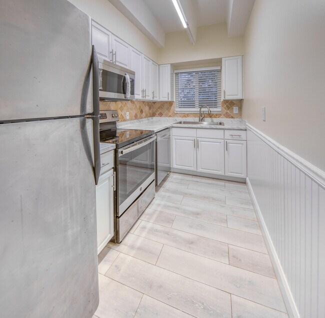 Building Photo - 1520 Lake Ave