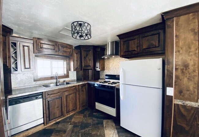 Building Photo - 1522 E 9th St