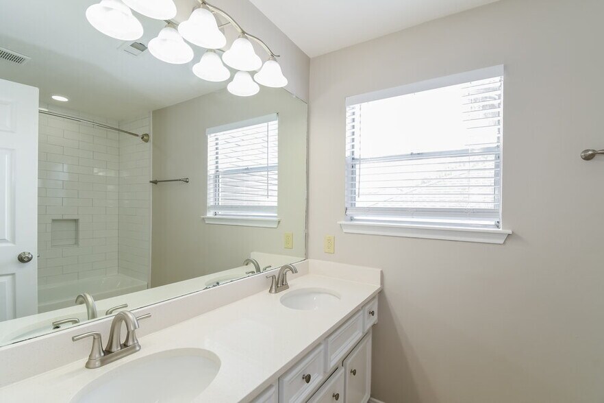Building Photo - 4765 Oakmont Ct
